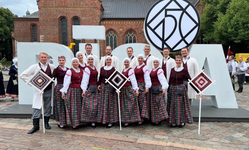 DZIESMU UN DEJU SVĒTKU DALĪBNIEKU GĀJIENS “NOVADU DIŽOŠANĀS”